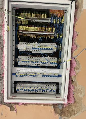 Elektrische Installationsarbeiten - Základní škola, Ostrava
